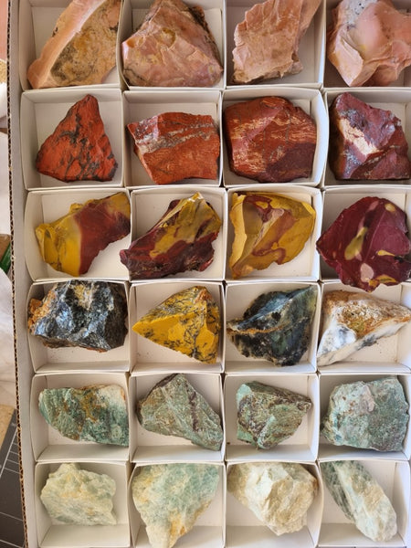 Box of assorted Australian gemstones BOX113