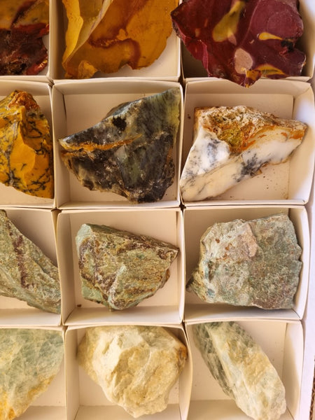 Box of assorted Australian gemstones BOX113