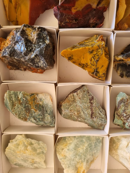 Box of assorted Australian gemstones BOX113