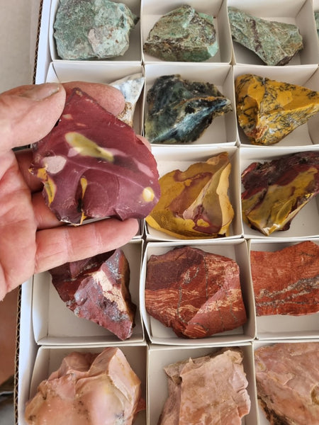 Box of assorted Australian gemstones BOX113