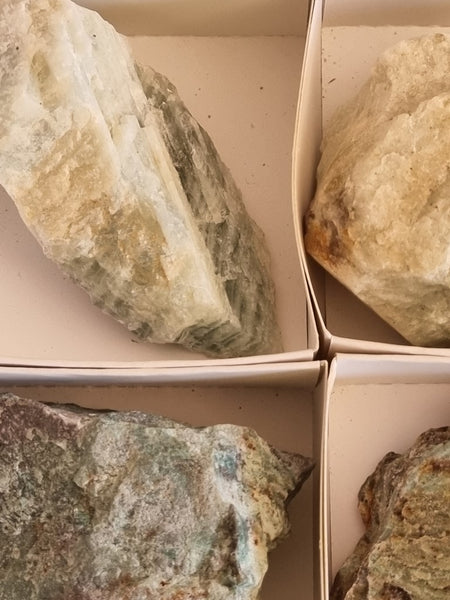 Box of assorted Australian gemstones BOX113