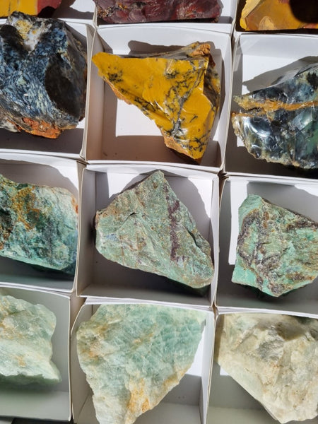 Box of assorted Australian gemstones BOX113