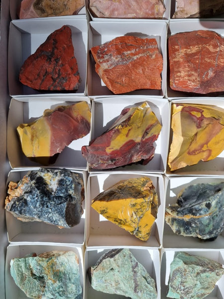 Box of assorted Australian gemstones BOX113