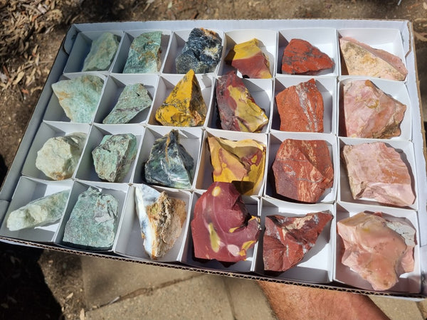 Box of assorted Australian gemstones BOX113