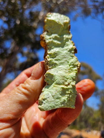 Lime magnesite rough – GemstoneGeeks.
