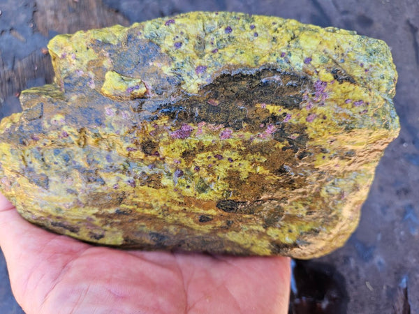 Rough Stichtite in Serpentine (Atlantisite) STR136