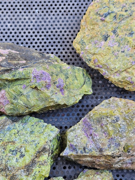 Rough Stichtite in Serpentine (Atlantisite) STR138