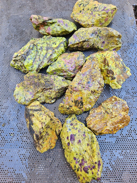 Rough Stichtite in Serpentine (Atlantisite) STR138