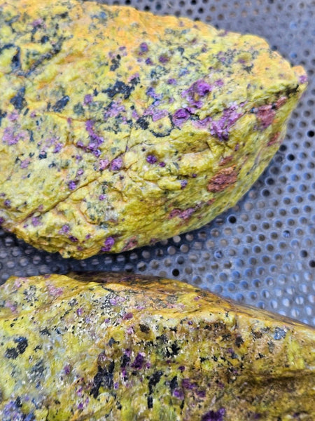 Rough Stichtite in Serpentine (Atlantisite) STR138