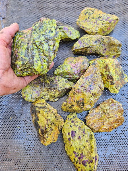 Rough Stichtite in Serpentine (Atlantisite) STR138