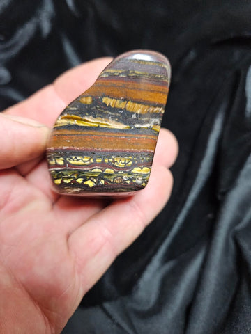 Tumble polished Tiger Iron TIT113