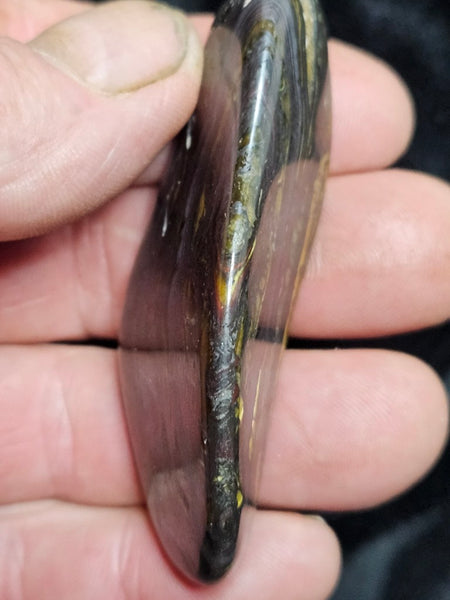 Tumble polished Tiger Iron TIT112