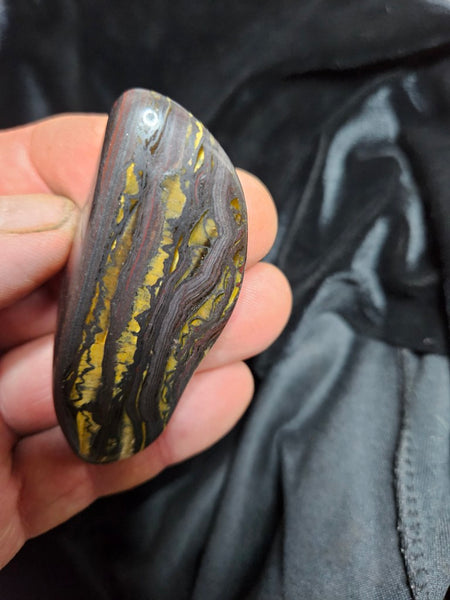 Tumble polished Tiger Iron TIT112