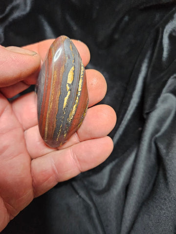 Tumble polished Tiger Iron TIT114