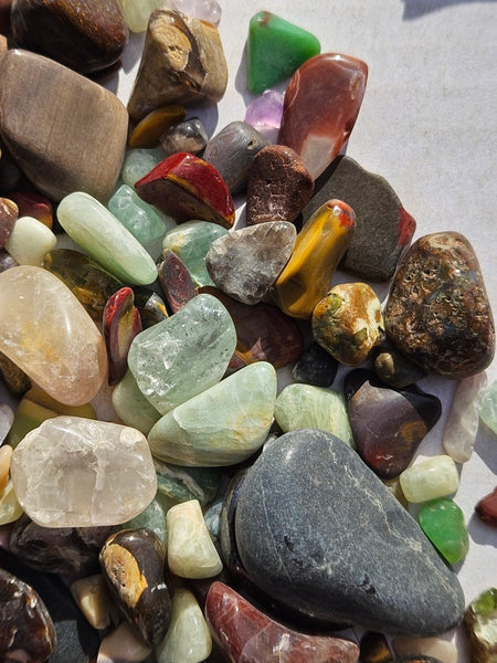 1 kg.Tumble Polished mixed Australian gemstones MXT104