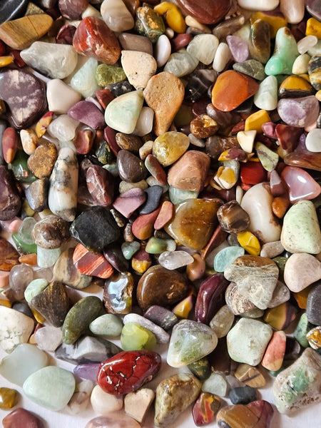 1 kg.Tumble Polished mixed Australian gemstones MXT104