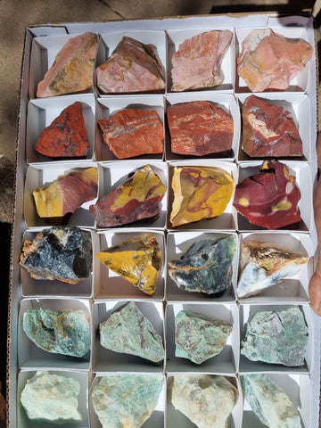 Box of assorted Australian gemstones BOX113