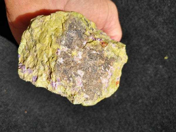 Rough Stichtite in Serpentine (Atlantisite) STR111