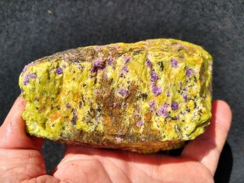 Rough Stichtite in Serpentine (Atlantisite) STR111