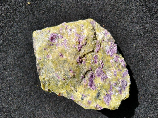 Rough Stichtite in Serpentine (Atlantisite) STR109