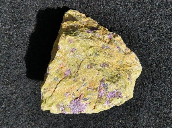 Rough Stichtite in Serpentine (Atlantisite) STR110